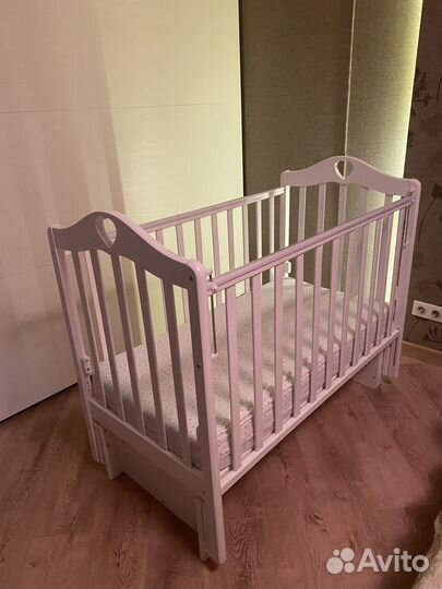 Детская кроватка с маятником и матрасом