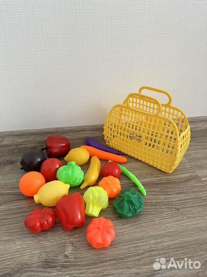 Детская деревянная кухня с посудой