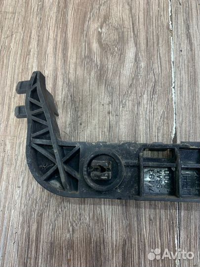 Крепление бампера переднее правое Honda Civic