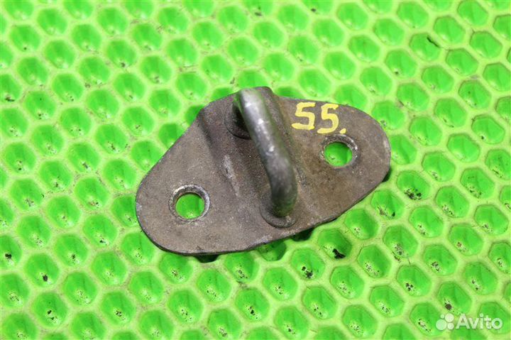 Петля замка багажника задняя Mazda Bongo SK82MN