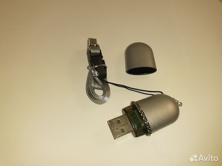 USB на 4 Gb, украшенная кристаллами Swarovsky