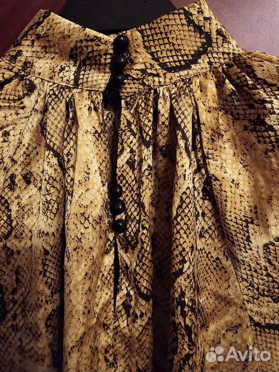 Блуза с пышным рукавом и бантом с принтом рептилии