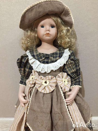 Кукла фарфоровая