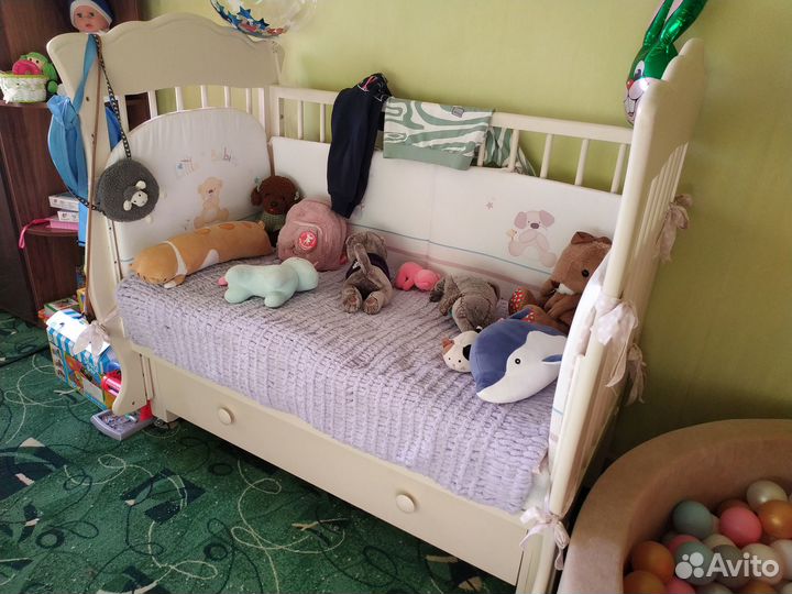 Детская кроватка с универсальным маятником