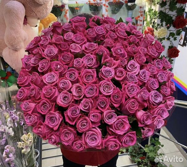 Цветы букеты 101 роза с подарком
