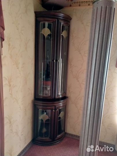 Витрина с красного дерева