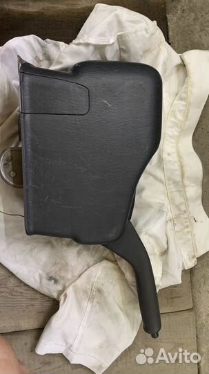 Столик между сиденьями