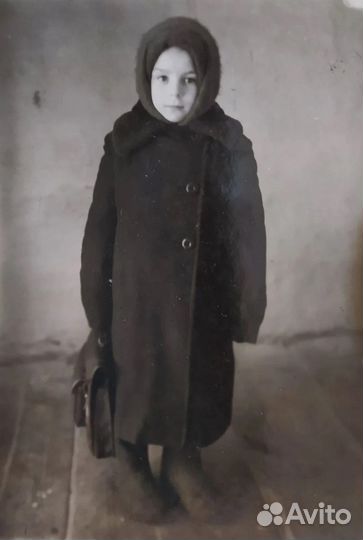 Статуэтка школьница с книгой