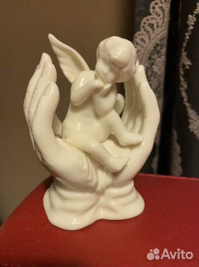 Статуэтка ангелочек в ладонях