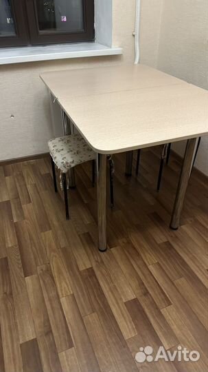 Табуретка и стол