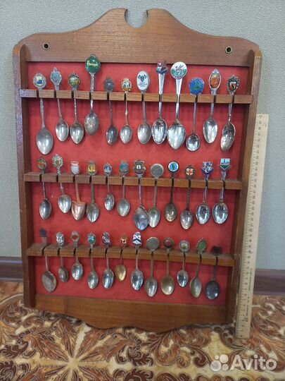 Сувенирные ложки коллекция на стенде