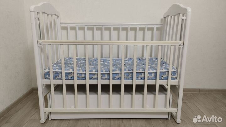 Кроватка детская с маятником