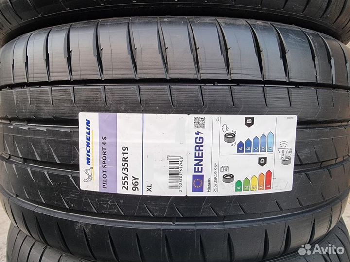 Michelin Pilot Sport 4 S 225/40 R19 и 255/35 R19 96Y