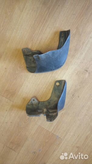 Брызговик Субару Трибека правый