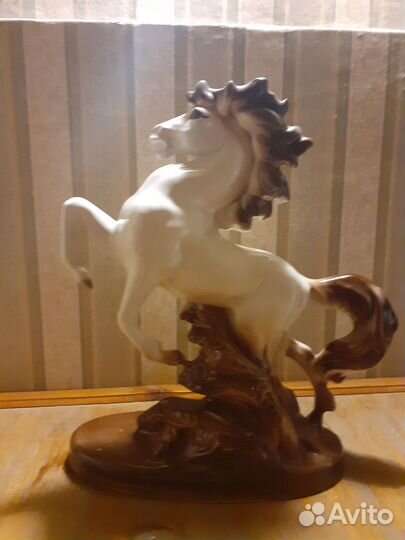 Статуэтка конь