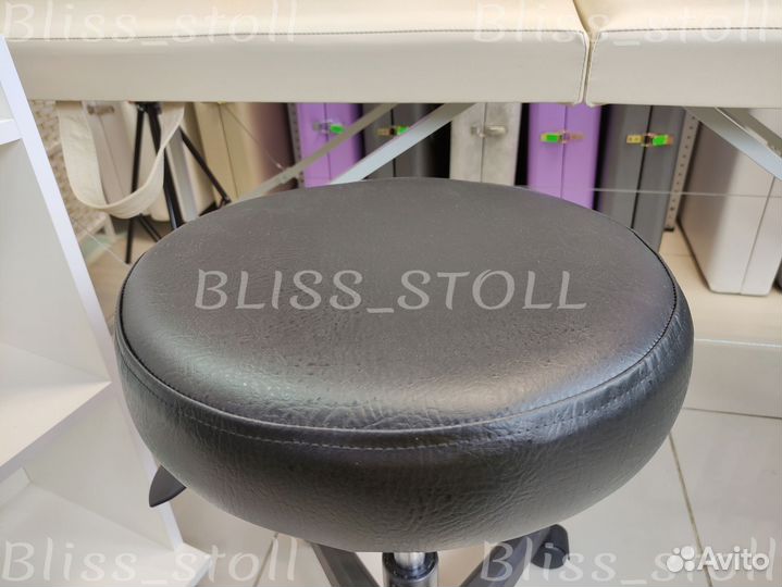 Кушетка, стул и тележка