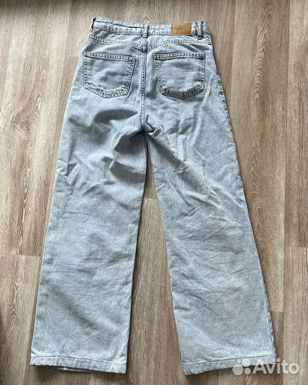 Светло-голубые джинсы