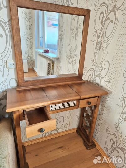 Макияжный столик