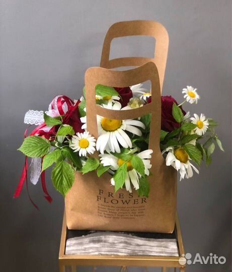 Букеты из белых, красных и розовых роз. Доставка