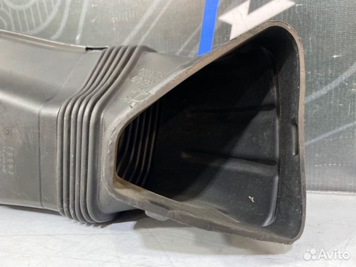 Патрубок воздушного фильтра Audi A6 C6 BDW 2005