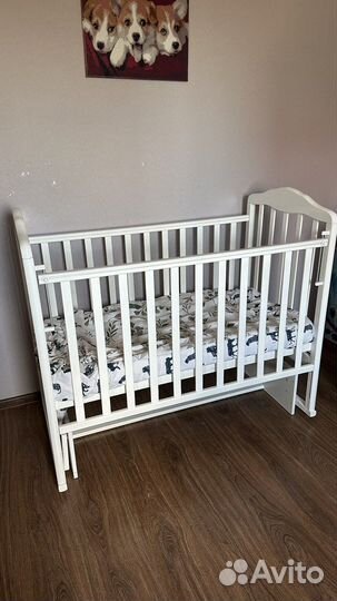 Детская кровать с маятником и матрасом