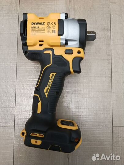 Акумуляторный бесщеточный гайковерт dewalt DCF922N