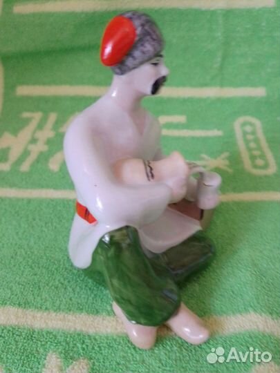 Фарфоровая статуэтка 