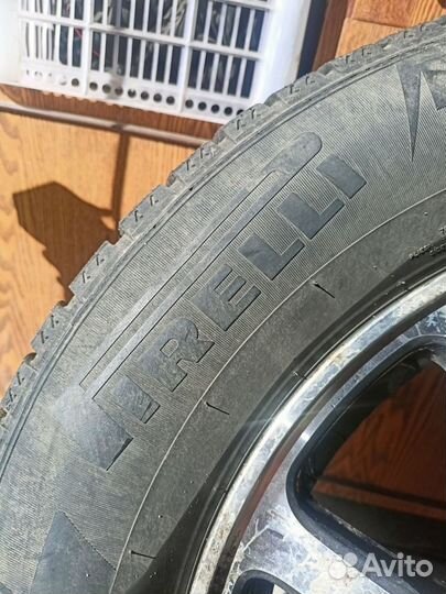 Pirelli Ice Zero 215/65 R16