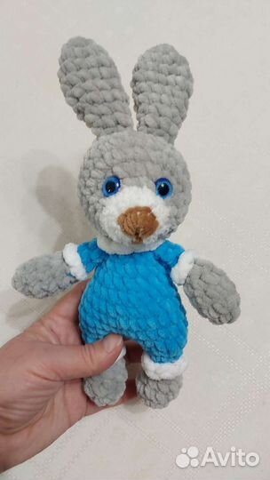 Зайчик в комбинезоне амигуруми