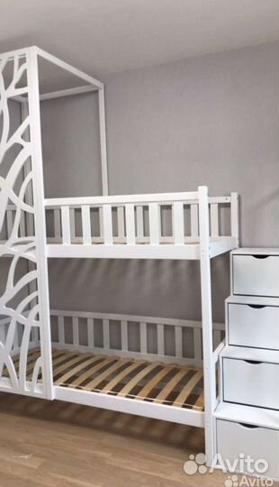 Кровать детская двухъярусная с декором