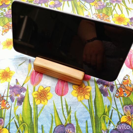 Подставка для телефона из дерева
