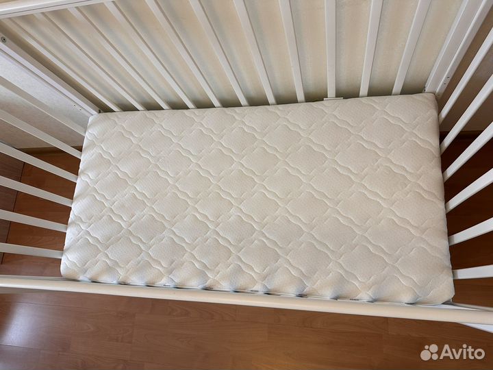 Детская кроватка с маятником и ящиком