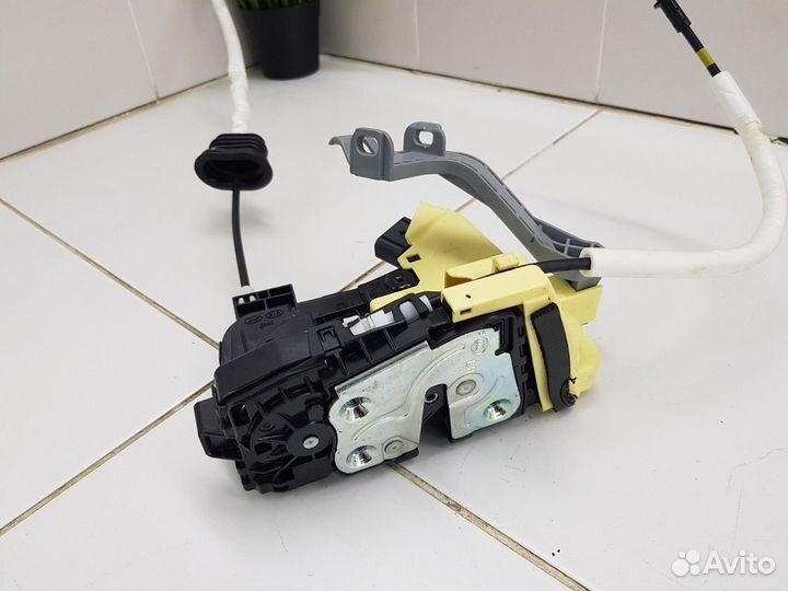 Замок двери задний левый (Kia Seltos)