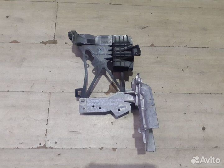 Кронштейн передней панели Mercedes Benz Е213