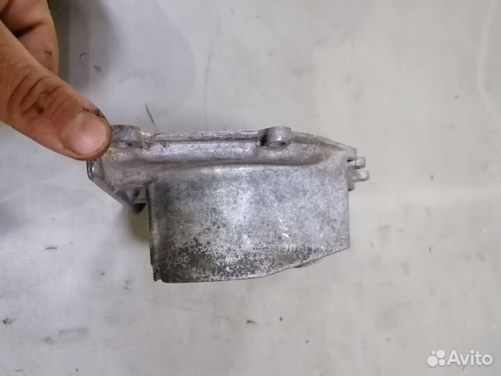 Крышка коленвала передняя Volvo 340 2.0 1984-1991