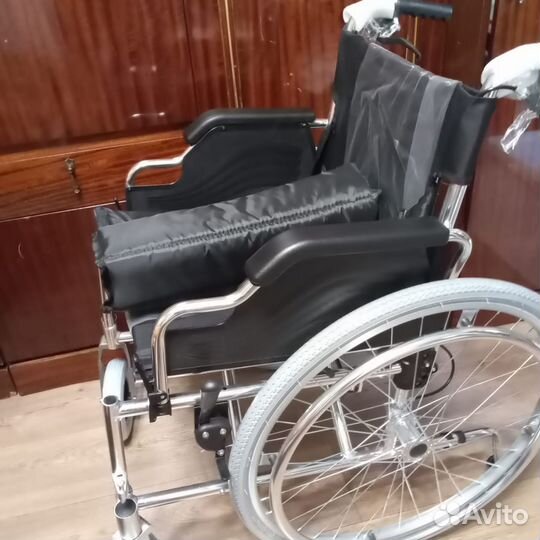 Новые инвалидная коляска и матрас противопролежнев