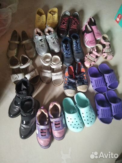 Много разной одежды на девочку