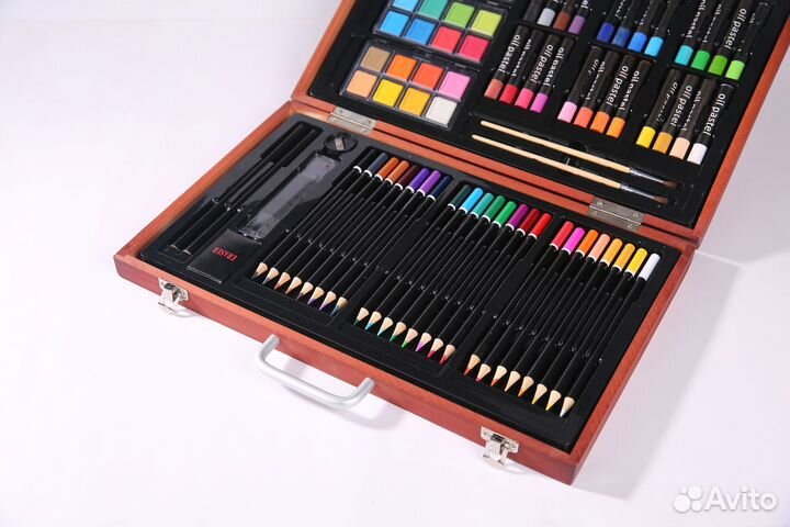 Набор для рисования в деревянном чемоданчике 82пр