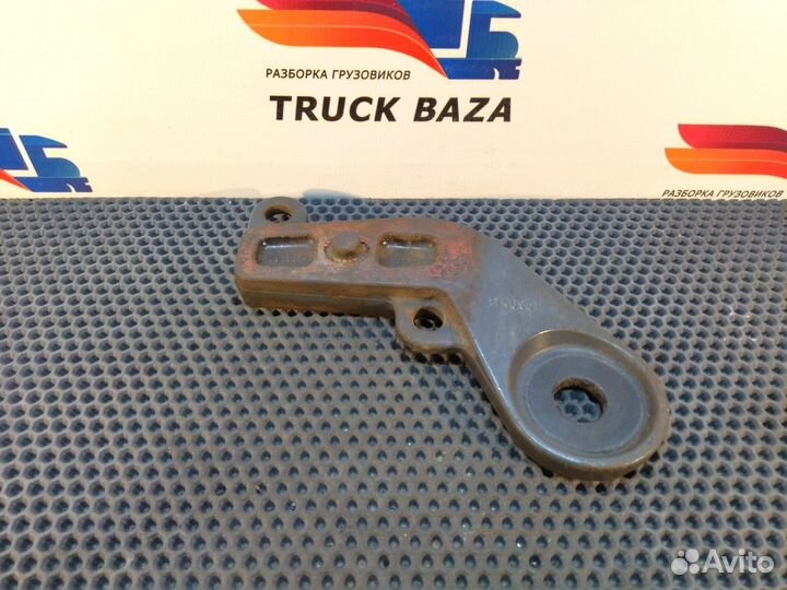 Кронштейн переднего амортизатора правый