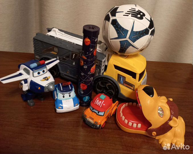 Динозавры,робот,нож,машинки,мяч,звуковые игрушки