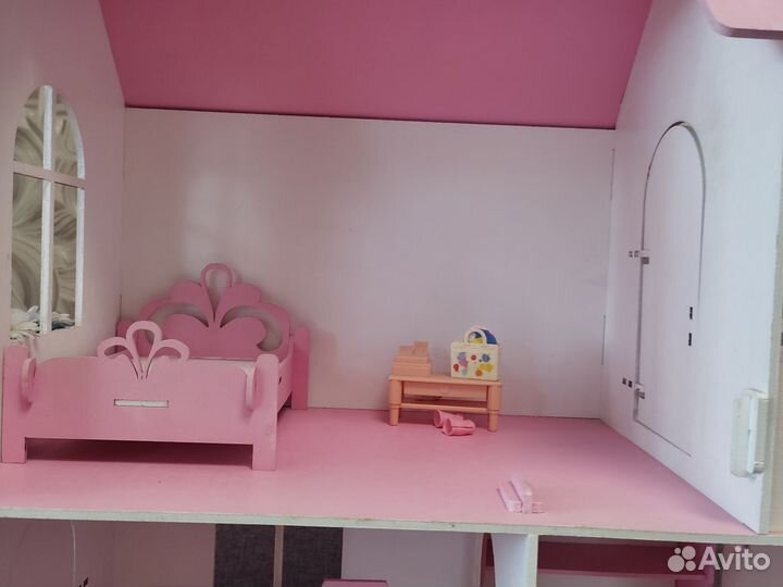 Кукольный домик с мебелью