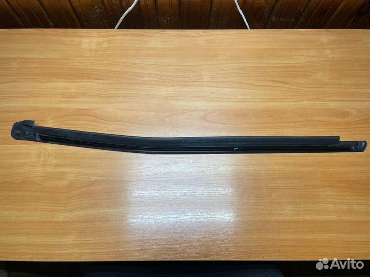 Молдинг стекла двери задний левый Mercedes-Benz