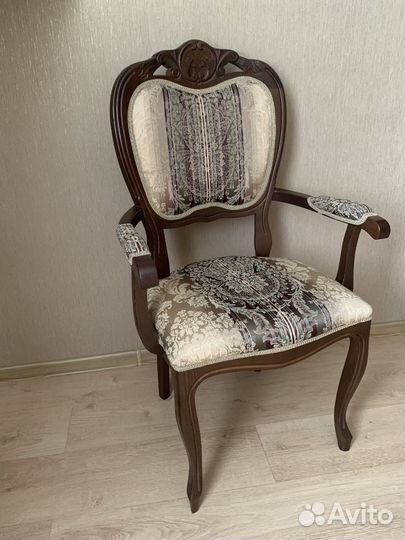 Мягкий стул с подлокотником