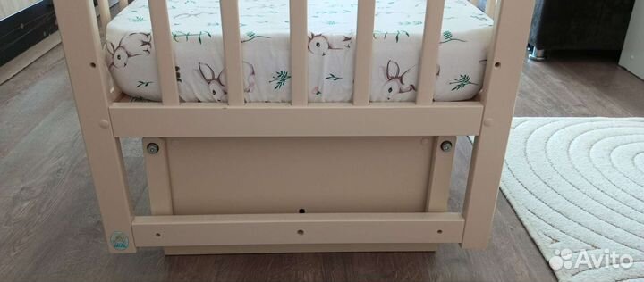 Детская кроватка с маятником