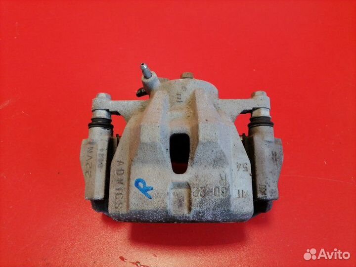 Суппорт передний правый Toyota Corolla ZRE151L