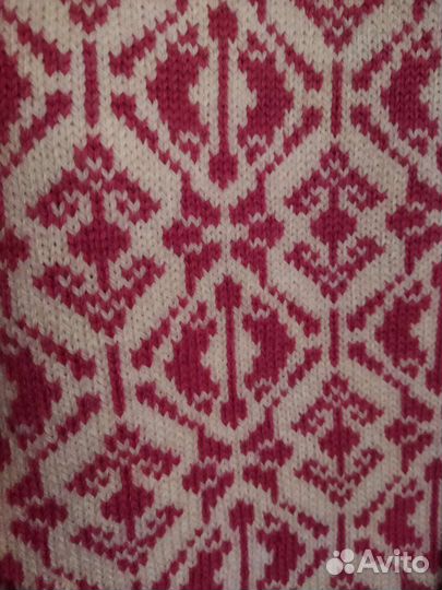 Вязаный свитер женский