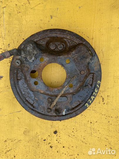 Щит опорный задний левый для Toyota Caldina ET196