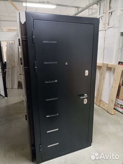 Дверь входная металлическая новая