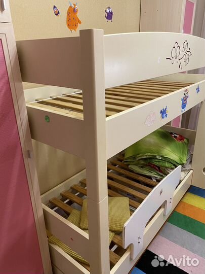 Деревянная двухэтажная кровать