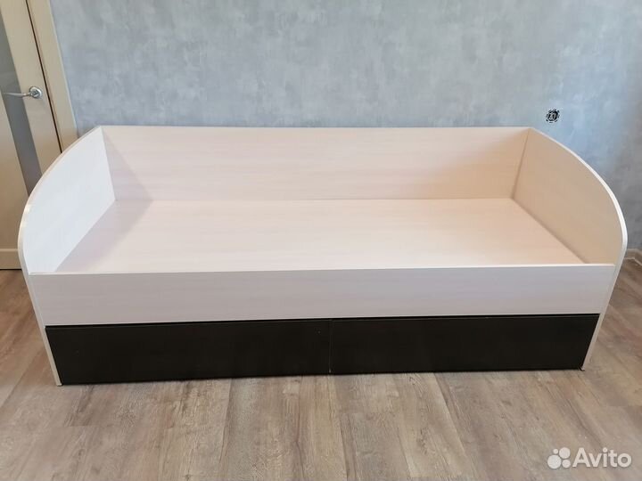 Кровать односпальная с матрасом